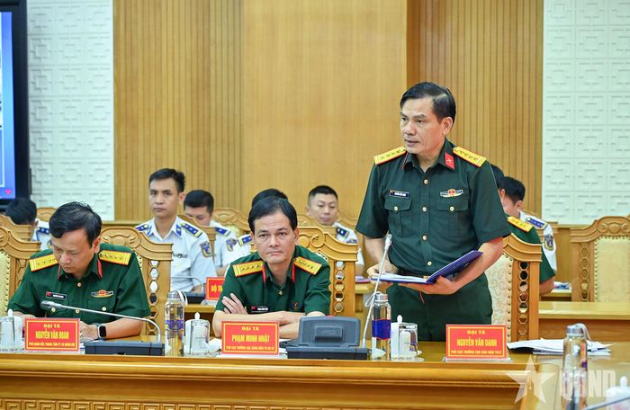 Đại tá Nguyễn Văn Oanh, Phó cục trưởng Cục Dân vận, Tổng cục Chính trị phát biểu tại hội nghị.