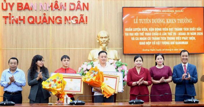 Lãnh đạo tỉnh Quảng Ngãi trao thưởng cho VĐV Đinh Văn Tâm và HLV Phạm Quốc Anh.
