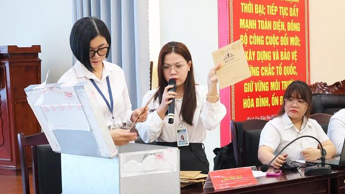 Việc mở và xét duyệt hồ sơ được thực hiện minh bạch, đúng quy định.