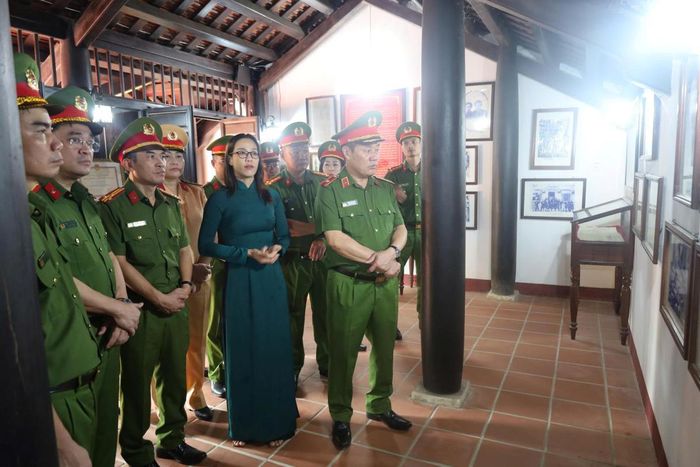 Đoàn công tác Cụm thi đua số 5 - Bộ Công an tìm hiểu thân thế, sự nghiệp của cụ Huỳnh Thúc Kháng trong chuyến về nguồn ngày 11-9 vừa qua.