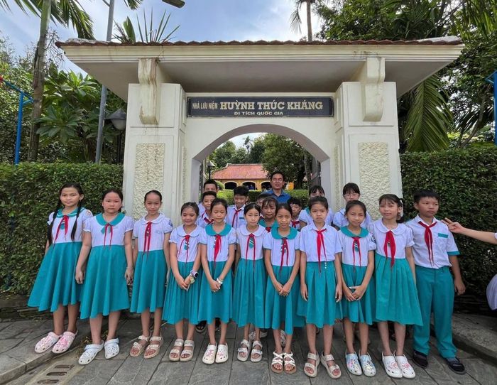 Học sinh Trường Tiểu học Mính Viên chụp hình tại Nhà lưu niệm cụ Huỳnh Thúc Kháng.