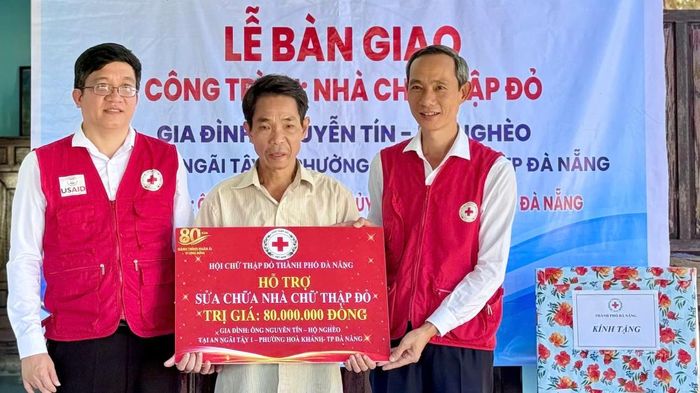 Bàn giao nhà cho hộ ông Luận và ông Tín.