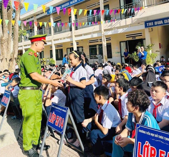 Công an xã Hòa Tiến phổ biến, truyền đạt những kiến thức pháp luật về TTATGT cho học sinh.