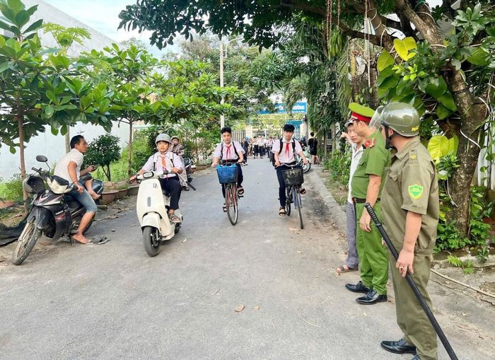 Công an xã Hòa Tiến phối hợp với lực lượng tham gia bảo vệ ANTT ở cơ sở bảo đảm ANTT, TTATGT tại khu vực cổng sau Trường THCS Nguyễn Phú Hường sau giờ tan học.