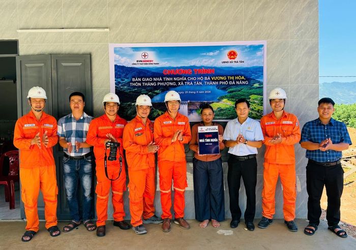 Hai đơn vị bàn giao nhà tình nghĩa cho 2 hộ dân có hoàn cảnh khó khăn.