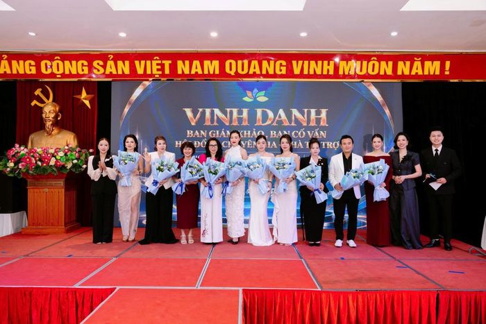 BTC tặng hoa cho hội đồng cố vấn, giám khảo, nhà tài trợ đồng hành cùng cuộc thi.