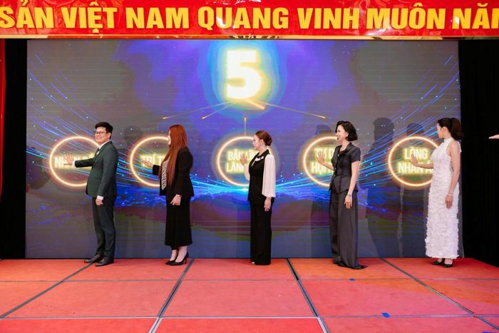 Ban tổ chức ấn nút khởi động cuộc thi.