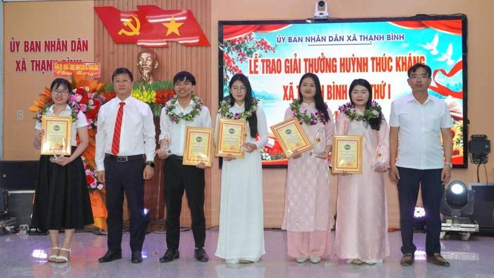 Lãnh đạo xã Thạnh Bình trao giải thưởng cho các cá nhân.
