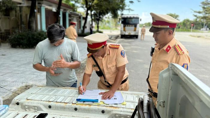 CSGT lập biên bản các trường hợp vi phạm.
