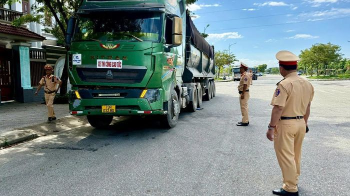 CSGT hiệu lệnh dừng xe có dấu hiệu vi phạm.