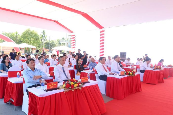 Các đại biểu tham dự tại buổi lễ.