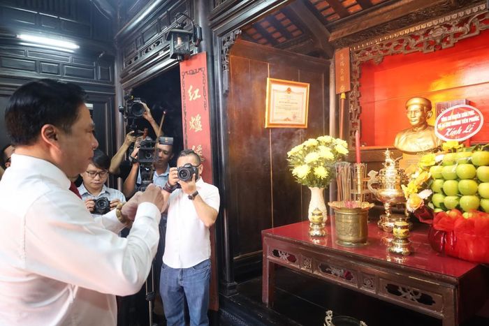 Đồng chí Nguyễn Khắc Toàn, Phó Bí thư Thường trực Thành ủy Đà Nẵng dâng hương tại Nhà lưu niệm cụ Huỳnh Thúc Kháng.