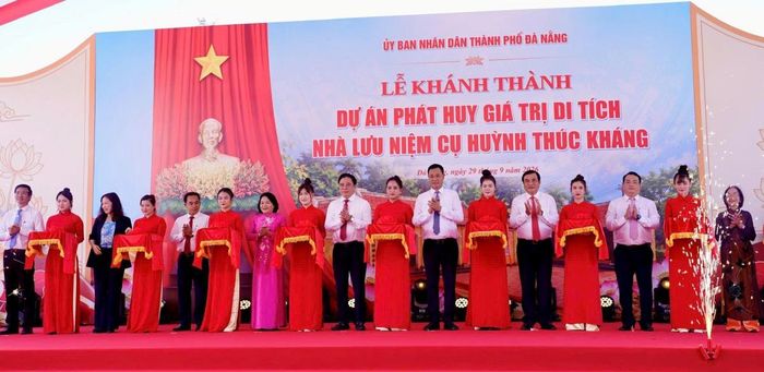 Các đại biểu với nghi thức cắt băng khánh thành dự án.