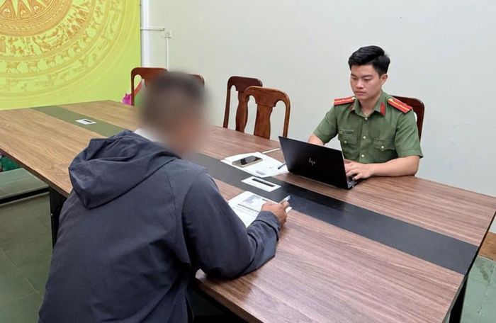 Công an xã Lao Bảo làm việc với công dân liên quan đến vụ việc.