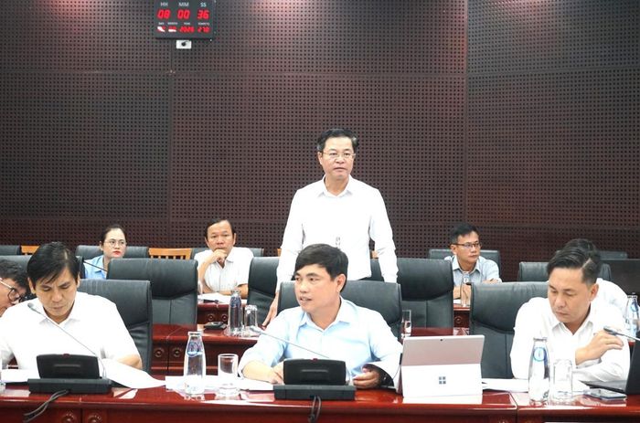 Lãnh đạo Trung tâm Phát triển quỹ đất TP Đà Nẵng báo cáo tại cuộc họp.
