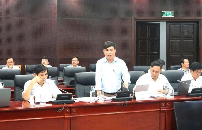 Lãnh đạo Ban QLDA ĐTXD Các công trình giao thông và nông nghiệp Đà Nẵng báo cáo tại cuộc họp.