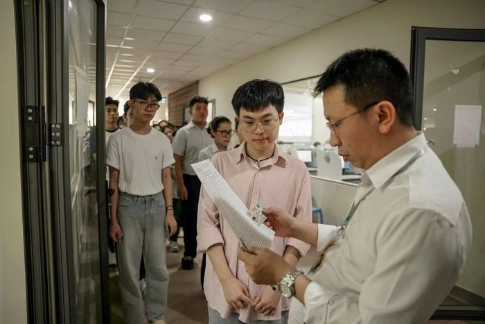 Thí sinh dự thi Kỳ thi đánh giá năng lực chuyên biệt do trường ĐH Sư phạm TP. HCM tổ chức để lấy kết quả xét tuyển vào các ngành sư phạm (Ảnh: Trung Phong).