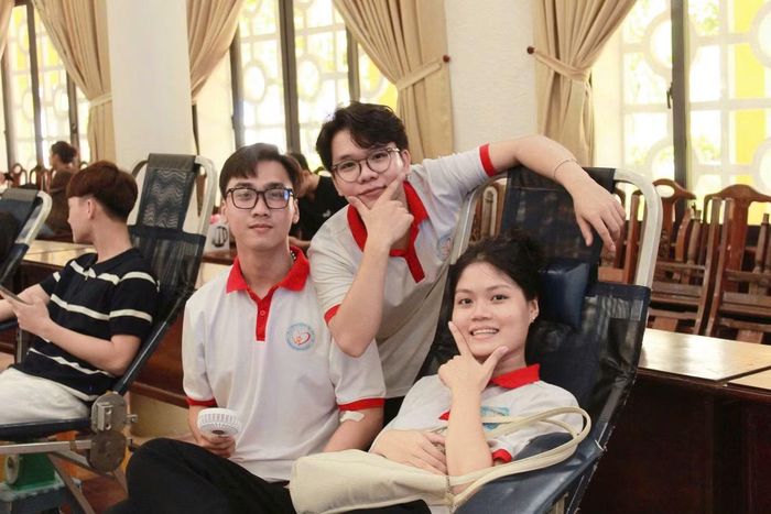 Phạm Văn Quyến (giữa) lên kế hoạch và điều phối nhiều Ngày hội Hiến máu của CLB Sinh nhật Hồng tuổi 18 - Hiến máu cứu người.
