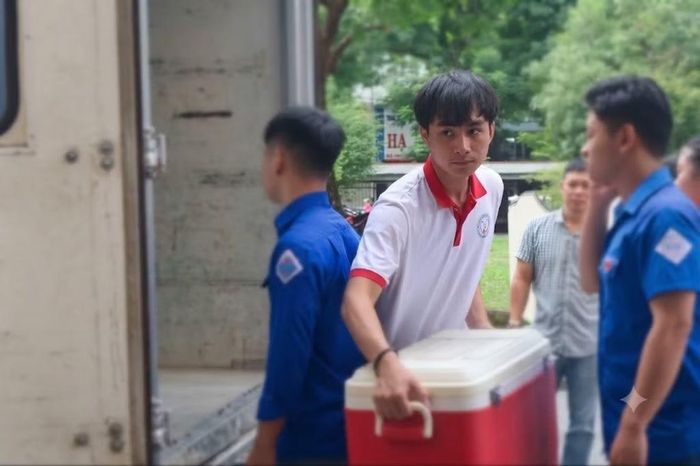Duy tham gia hỗ trợ công tác hậu cần Ngày hội Hiến máu tại trường.