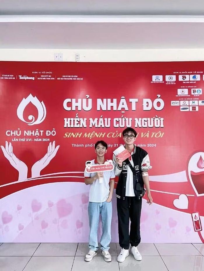 Trường Duy (phải) tham gia hiến máu tại chương trình “Chủ Nhật Đỏ”.