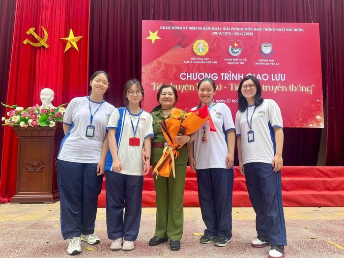 Minh Trang (thứ hai, từ phải sang) tham gia chương trình giao lưu tại trường.