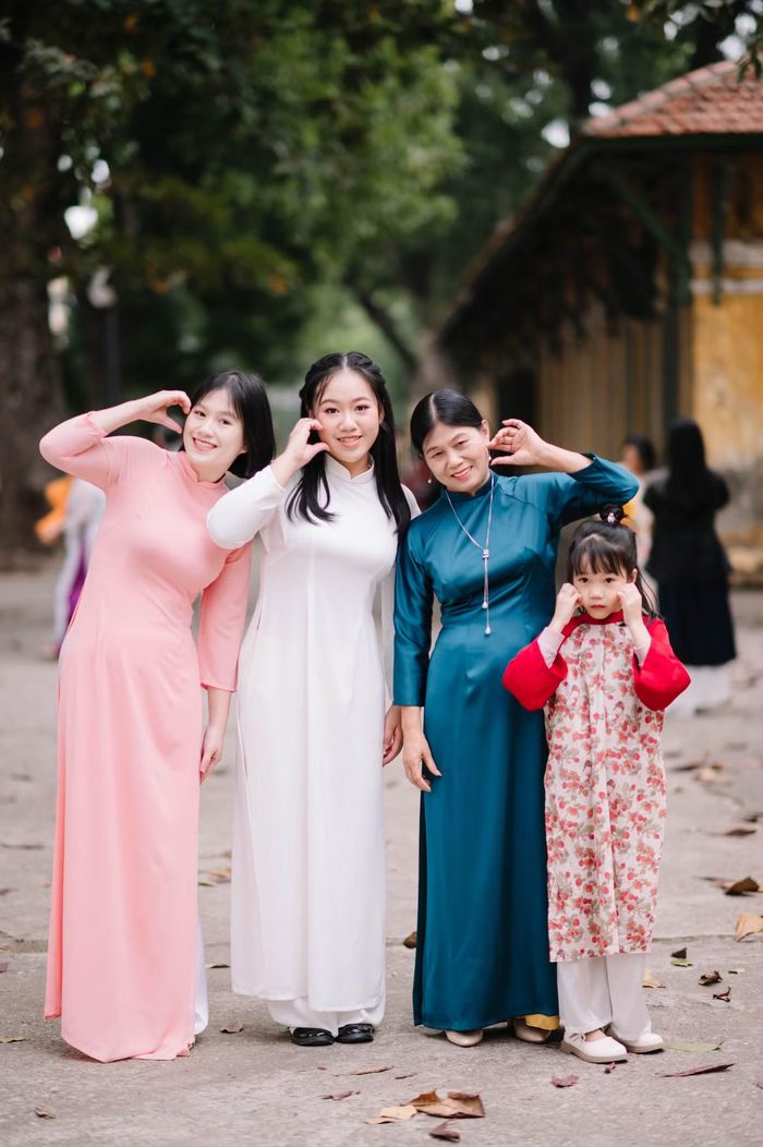 Minh Trang (giữa) cùng mẹ và chị gái chụp ảnh trong ngày tốt nghiệp THPT.