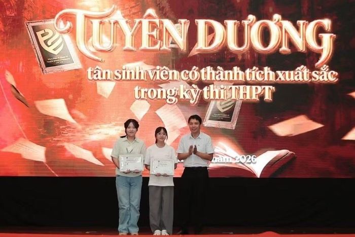 Minh Trang (ngoài cùng bên trái) được tuyên dương tại trường ĐH Kinh tế (ĐHQG Hà Nội).