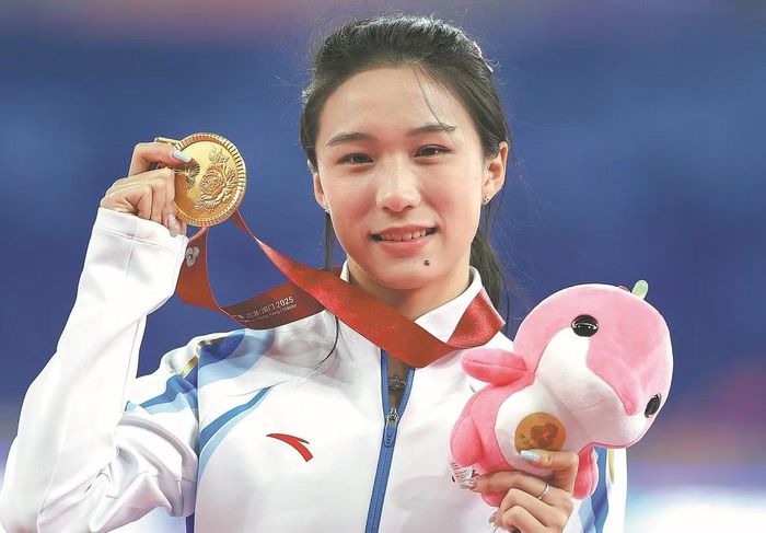 Chen Yujie nhận Huy chương Vàng nội dung 200m nữ tại Đại hội Thể thao Trung Quốc lần thứ 15. (Ảnh: Xinhua)