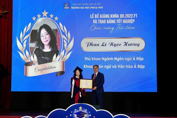 Phan Lê Ngọc Hương nhận giấy khen thủ khoa ngành Ngôn ngữ Ả Rập tại lễ bế giảng và trao bằng tốt nghiệp khóa QH.2022.F1 của trường ĐH Ngoại ngữ (ĐHQG Hà Nội).