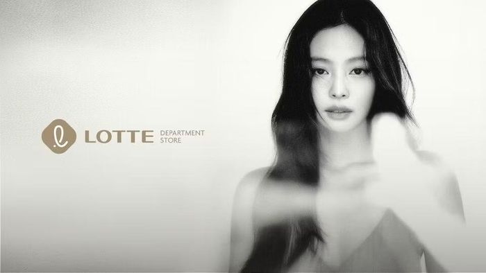 Mới đây, Jennie cũng đã được chọn làm đại sứ thương hiệu mới cho Lotte Department Store, trở thành người mẫu quảng cáo đầu tiên mà nhà bán lẻ này lựa chọn trong khoảng 10 năm qua.