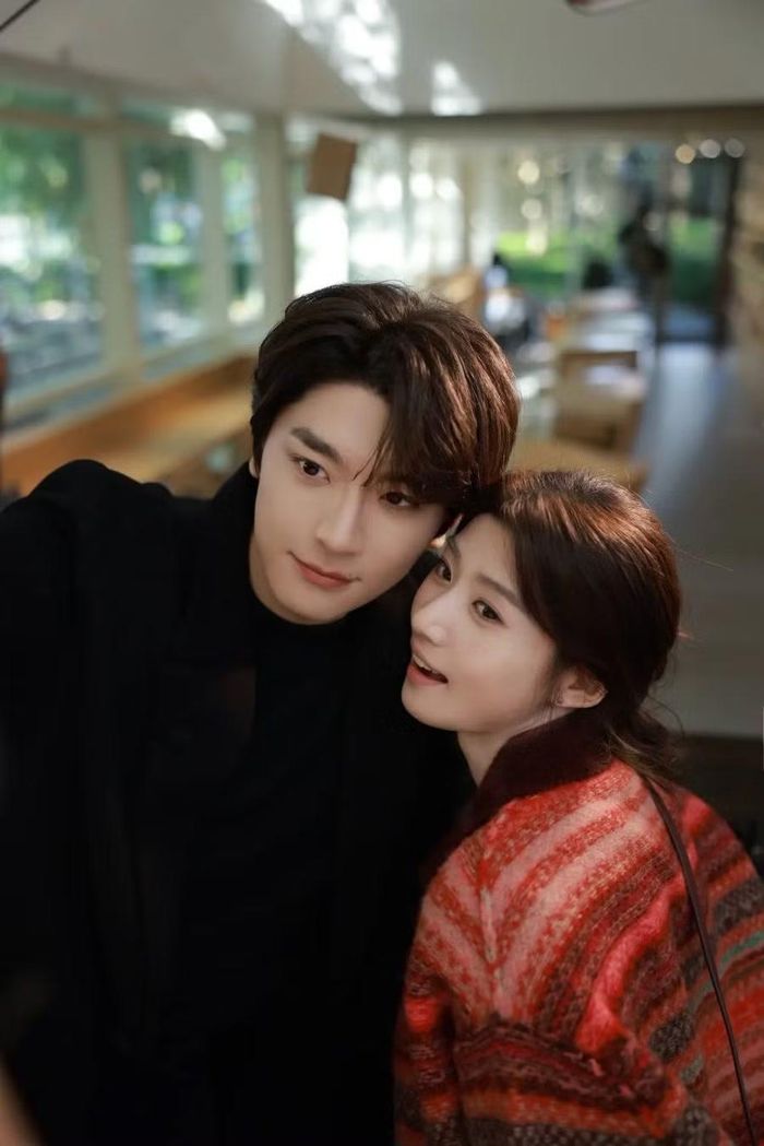 Trong năm 2026, Lư Dục Hiểu còn một dự án phim chờ lên sóng là 'When I Meet the Moon' đóng cặp cùng Lâm Nhất. Lư Dục Hiểu vào vai Yun Li, một cô gái có chứng lo âu xã hội, quyết định đăng ký theo học chương trình sau đại học tại Nanwu để chứng minh sự độc lập với cha mình. Ngay trước ngày nhập học, cô được mời đến một trung tâm thực tế ảo (VR) tại địa phương với tư cách là nhà sáng tạo nội dung video. Tại đây, cô gặp lại Fu Shi Ze (Lâm Nhất), một thiên tài công nghệ cũng chính là chàng trai cô từng thầm thương trộm nhớ thời trung học. Nhờ sự ủng hộ của những người bạn mới, Yun Li dần bước ra khỏi vỏ bọc của bản thân và lấy hết can đảm để theo đuổi người trong mộng. Cuối cùng, sự ấm áp và rạng rỡ của cô đã chinh phục được trái tim anh. Tuy nhiên, dù đã trải qua những khoảnh khắc yêu đương nồng nàn, sự khác biệt về quan điểm sống cuối cùng đã khiến họ chia tay. Khi Yun Li ra nước ngoài, Fu Shi Ze buộc phải đối mặt với những tổn thương tâm lý mà bấy lâu nay anh vẫn chôn giấu. Quyết tâm giành lại tình yêu của cô, anh vực dậy tinh thần và dẫn dắt đội ngũ nghiên cứu của mình đạt được những thành tựu mới. Khi Yun Li trở về Trung Quốc, anh kiên trì theo đuổi cô, giúp cả hai vượt qua những bất đồng trong quá khứ và nối lại tình xưa.