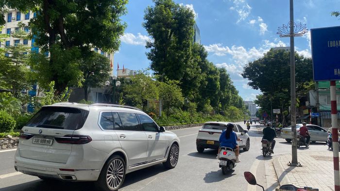  Hà Nội nắng nóng, oi chiều 28-9 và sẽ tiếp diễn ngày 29-9. Ảnh: PHÚC HẬU 