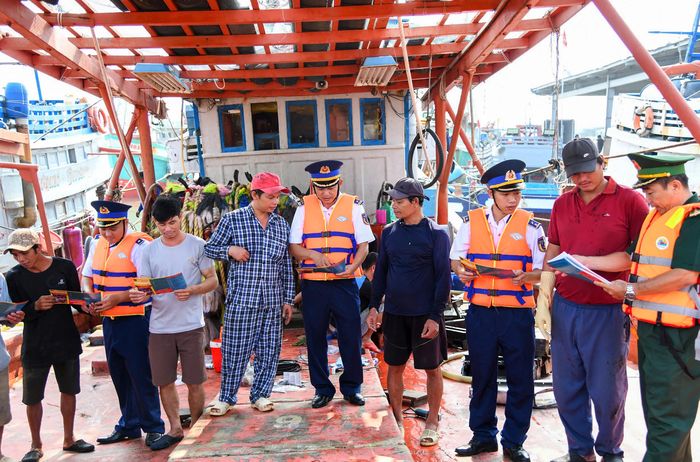  ﻿Lực lượng chức năng tuyên truyền chống IUU cho ngư dân tại cảng cá Cát Lở, TPHCM﻿ 