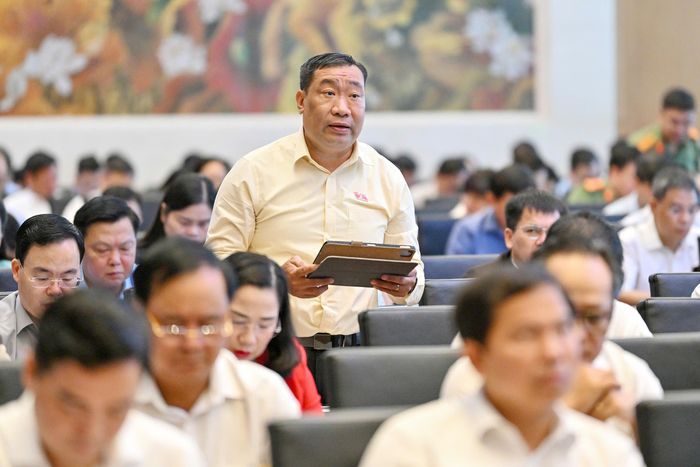 ĐB Thạch Phước Bình (Vĩnh Long) phát biểu tại hội nghị. Ảnh: VIẾT CHUNG