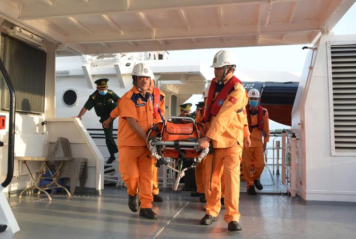  Thuyền viên gặp nạn đã được lực lượng cứu nạn hàng hải đưa về bờ an toàn. Ảnh: THÀNH HUY 