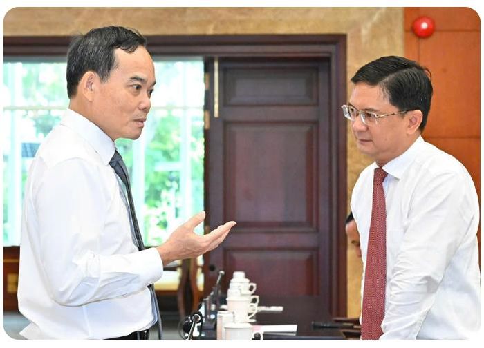 Bí thư Thành ủy TPHCM Trần Lưu Quang trao đổi cùng Phó Chủ tịch UBND TPHCM Nguyễn Mạnh Cường tại Kỳ họp thứ 5 HĐND Thành phố khóa XI. Ảnh: VIỆT DŨNG 