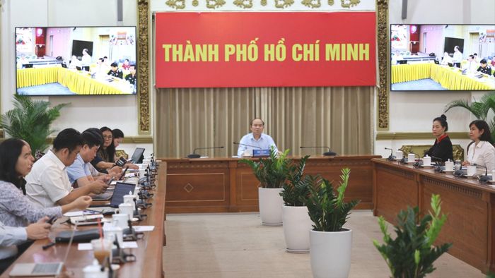  Đồng chí Trần Văn Bảy, Phó Chủ tịch UBND TPHCM chủ trì hội nghị tại điểm cầu TPHCM. Ảnh: Ý LINH 