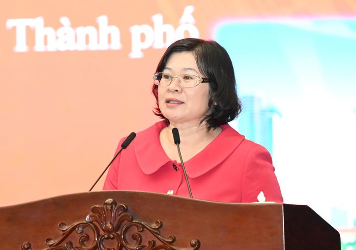  Phó Bí thư Thành ủy TPHCM Văn Thị Bạch Tuyết trình bày tóm tắt dự thảo kế hoạch thực hiện Nghị quyết 24-NQ/TW của Bộ Chính trị. Ảnh: VIỆT DŨNG 