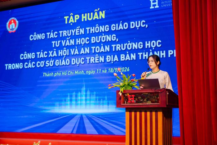 Đại diện Sở GD-ĐT TPHCM phát biểu tại buổi tập huấn công tác truyền thông giáo dục, đảm bảo an toàn trường học vào giữa tháng 9-2026