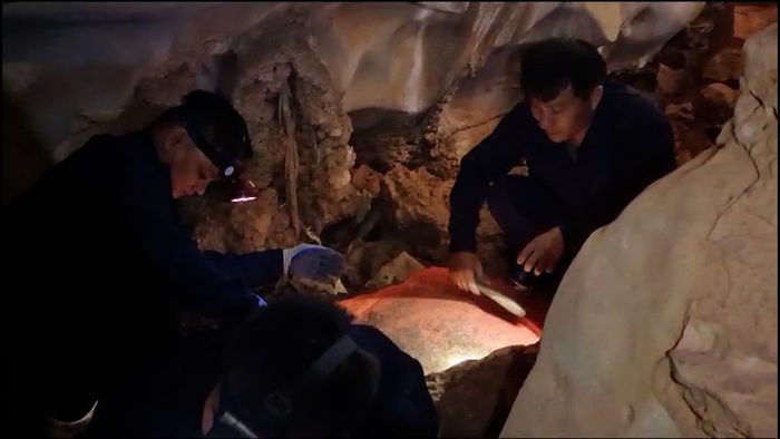 Cất bốc hài cốt liệt sĩ trong hang đá ở Lào
