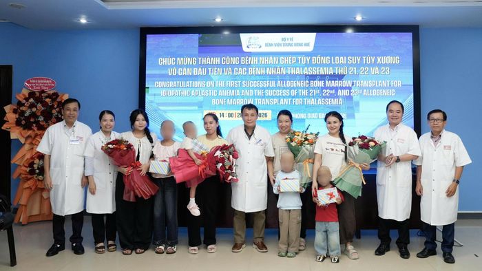  Lãnh đạo Bệnh viện Trung ương Huế tặng hoa chúc mừng 4 bệnh nhi vừa được ghép tế bào gốc đồng loại 
