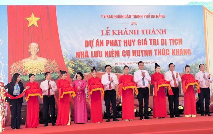 Lễ cắt băng khánh thành Dự án Phát huy giá trị di tích Nhà lưu niệm cụ Huỳnh Thúc Kháng. NGUYÊN KHÔI