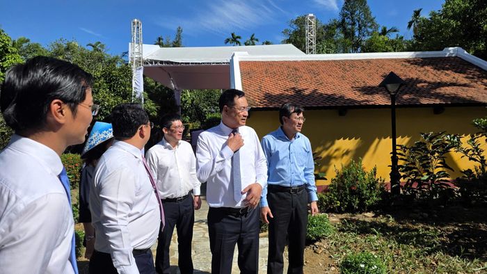 Đồng chí Lê Ngọc Quang, Bí thư Thành ủy Đà Nẵng (thứ 2 từ phải sang) tham quan công trình Nhà lưu niệm Cụ Huỳnh Thúc Kháng tại xã Thạnh Bình. Ảnh: NGUYÊN KHÔI