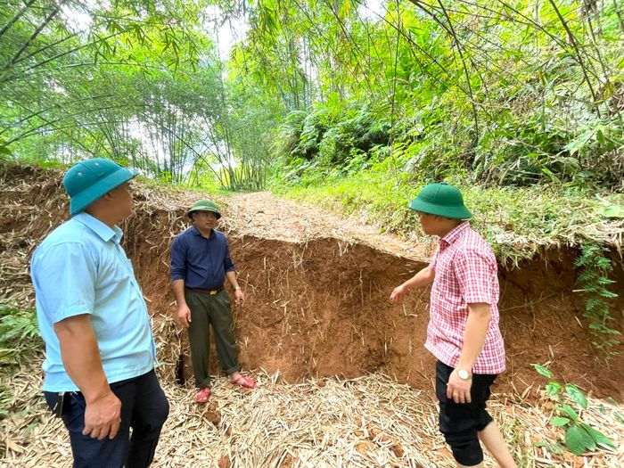  Chiều 28-9, ông Hoàng Văn Thanh, Bí thư Đảng ủy xã Đồng Lương trực tiếp kiểm tra tình hình sạt lở, sụt lún tại khu vực đồi Na Lo. Ảnh: HOÀI THU 