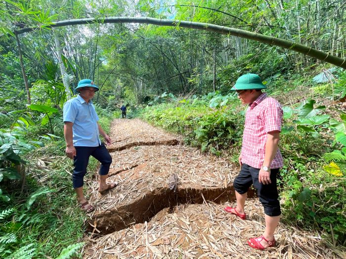  Chiều 28-9, lãnh đạo xã Đồng Lương kiểm tra và ghi nhận các vết nứt, sụt lún tại khu vực đồi Na Lo tiếp tục diễn biến phức tạp. Ảnh: HOÀI THU 