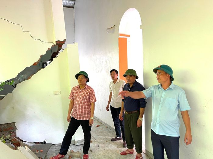  Sụt lún, sạt lở đồi Na Lo đã làm nhà dân ở thôn Tân Lập nứt tường phải di dời khẩn cấp. Ảnh: HOÀI THU 