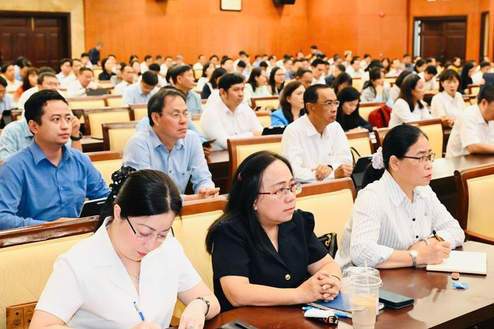  Đại biểu dự hội nghị quán triệt và triển khai thực hiện một số nghị quyết, chỉ thị của Bộ Chính trị, sáng 29-9. Ảnh: VIỆT DŨNG 