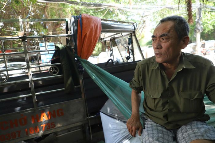 Ông Lương Duy Đông tranh thủ nghỉ trưa. Ảnh: TIẾN CƯỜNG