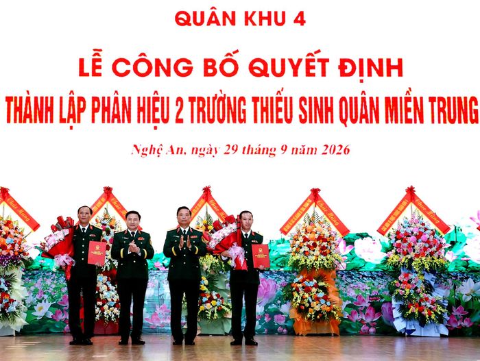 Trung tướng Hà Thọ Bình, Tư lệnh Quân khu 4 và Trung tướng Đoàn Xuân Bường, Chính ủy Quân khu 4 trao các quyết định cho Ban Chỉ huy Phân hiệu 2. Ảnh: QUỐC KHÁNH