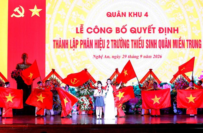 Chương trình văn nghệ chào mừng tại buổi lễ. Ảnh: QUỐC KHÁNH